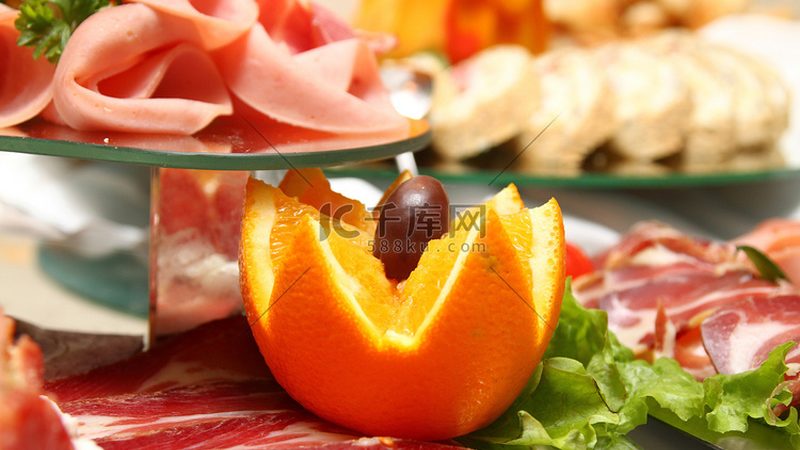 根据食品安全国家标准，坚果炒货的保质期如下：